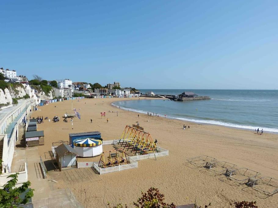 Amazing Sea Views And Much More…. Appartement Broadstairs Buitenkant foto
